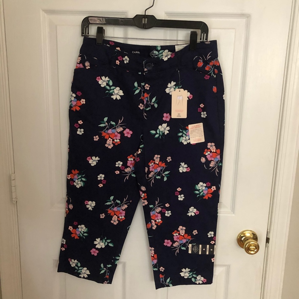 2/$14 ❤️ St. John’s Bay Floral Print Capri Sz 8